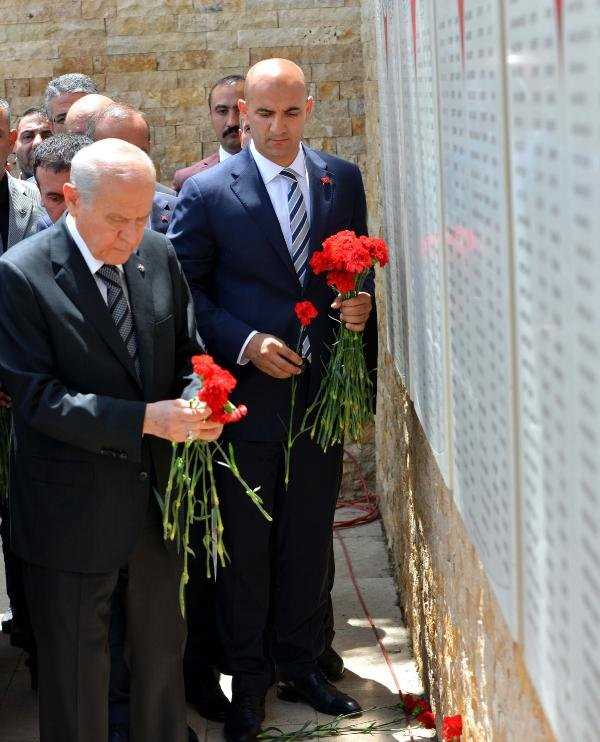 Bahçeli Ülkücü Şehitler Anıtı'nı ziyaret etti