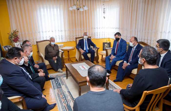 Bakan Gül depremzede acılı aileye taziye ziyaretinde bulundu