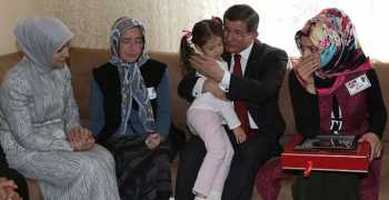 BAŞBAKAN ÇORUMLU  ŞEHİTİMİZİN EVİNİ ZİYARET ETTİ