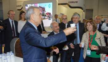 BAŞKAN AZİZ KOCAOĞLU ÇORUM STANDINDA LEBLEBI DAĞITTI