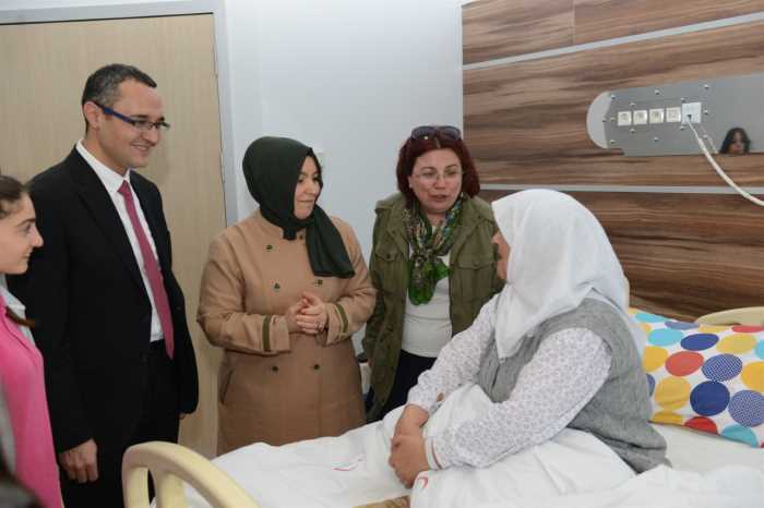 Başkan eşi Halime Gül’den hastalara moral ziyareti