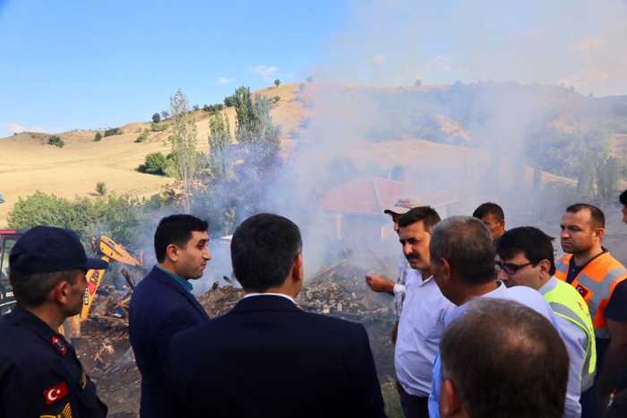  Bayat'ın  Kubbedin Köyünde İki ev yanarak Kül oldu