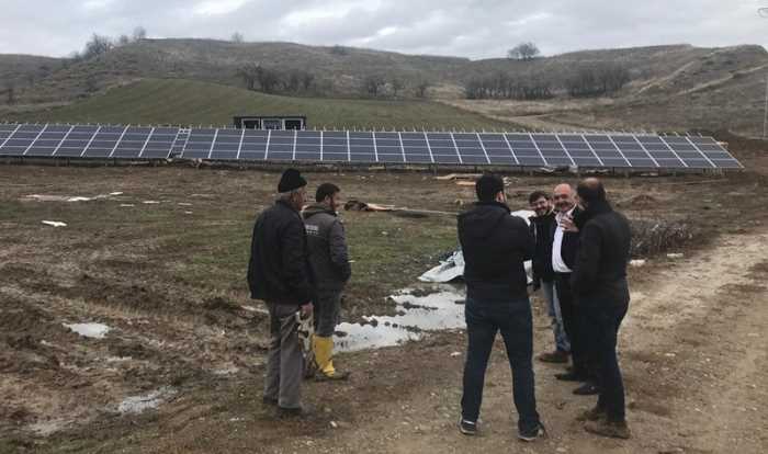 Belediye Başkanı Aydın, Güneş Enerji Sistemi’nin kurulduğu alanda incelemede bulundu.