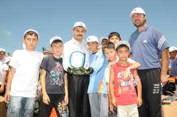 Belediye’den minik sporculara malzeme yardımı