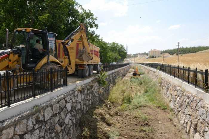 Belediye dereleri temizliyor