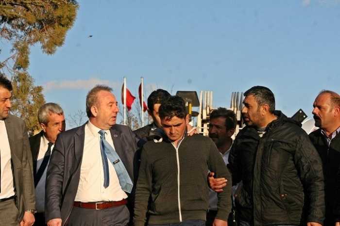 Çatıya Çıkan Genci Belediye Başkanı İkna Etti