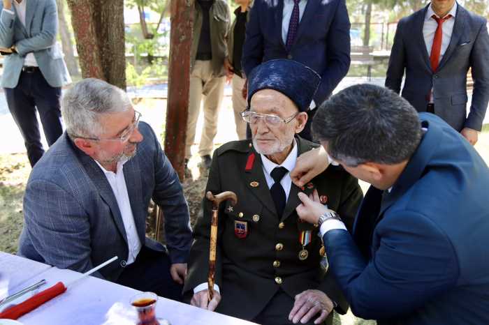 Çiftçi ve Aşgın Yalnızlık Hissettirmediler