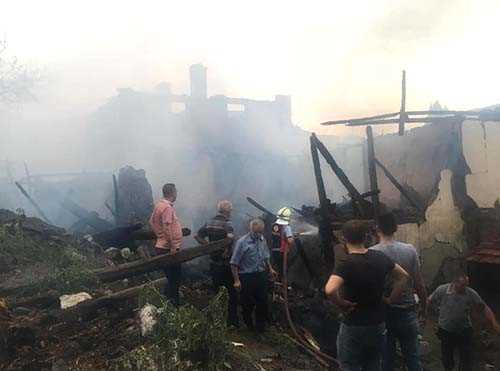 Çorum - İskilip İlçesinde 3 ev, 1 samanlık ve traktör yandı!