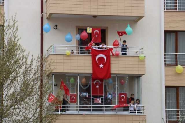 ÇORUM  Balkonlarda coşkulu 23 Nisan kutlamasına hazır