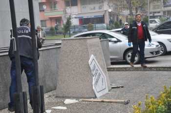 ÇORUM ADLİYESİ ÖNÜNDE ATATÜRK BÜSTÜNE SALDIRI