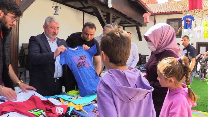 Çorum Belediyesi 700 çocuğa bayramlık hediye etti