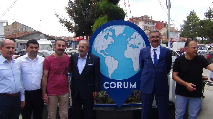 Çorum Belediyesi'nin arkasındaki Havuzlu Küçük Park’a “Dünyanın Merkezi” tabelası takıldı