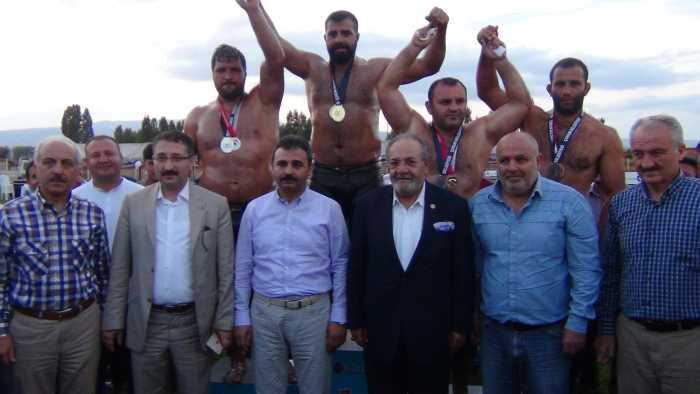 Çorum Belediyesinin 8. geleneksel yağlı güreş müsabakasında başpehlivanlık unvanını Recep Kara'yı yenen Ünal KARAMAN kazandı