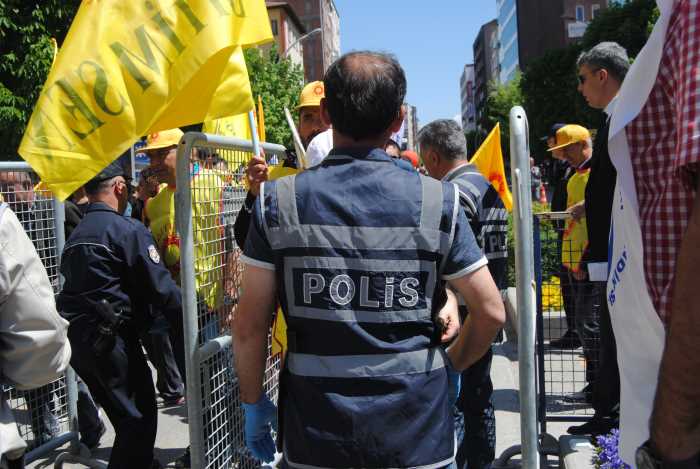 Çorum'da 1 Mayıs Kutlama Komitesi tarafından düzenlenen programa yaklaşık 1.250 kişi katılım sağladı