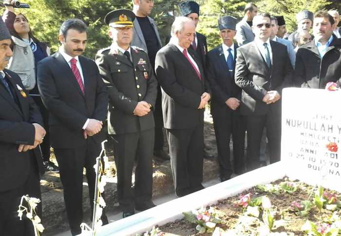 Çorum'da 18 Mart Şehitleri Anma Günü ve 101.Çanakkale Zaferi’nin  nedeniyle Garnizon Şehitliği’nde çelenk sunumu ve şehitlik ziyaretiyle başladı