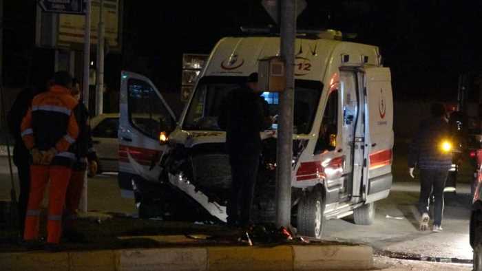 Çorum'da Ambulansla Otomobil Çarpıştı 5 Kişi Yaralandı