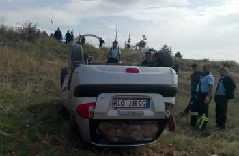 Çorum’da bir ilaç firmasına ait  otomobil tarlaya uçtu