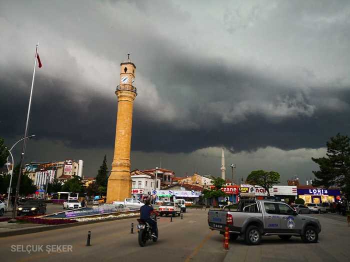 Çorum'da Bodrumları su bastı, kaleden kaya parçaları düştü