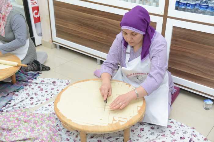 Çorum'da İhtiyaç sahipleri için mantı büktüler