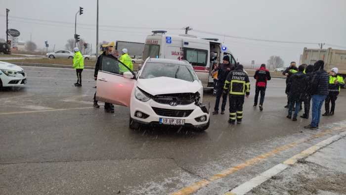 Çorum'da iki ayrı trafik kazasında 6 kişi yaralandı