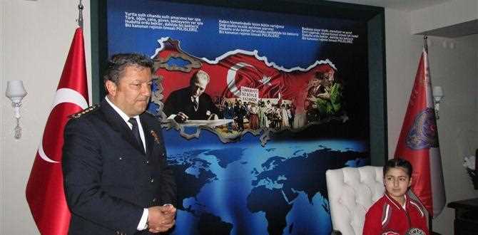 Çorum’da ilkokul öğrenciler,i 10 Nisan Polis Teşkilatının 171. Kuruluşu Yıl dönümünde İl Emniyet Müdürlüğünü ziyarette bulundu.