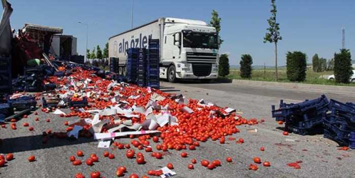 Çorum'da Karpuz Yüklü Tıra - Domates Yüklü Tır çarptı