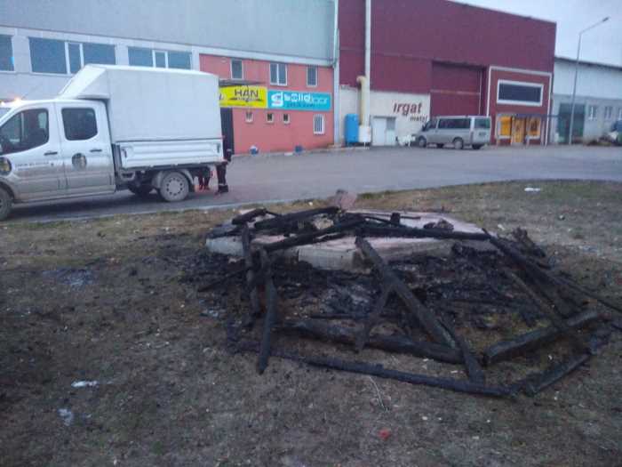 Çorum'da magandalar kameriyeyi yaktı