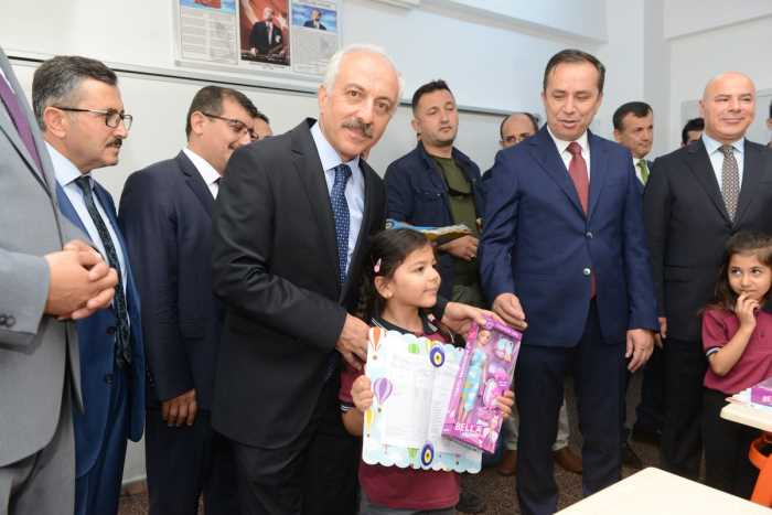 Çorum'da Öğrencilerin Karne Sevinci