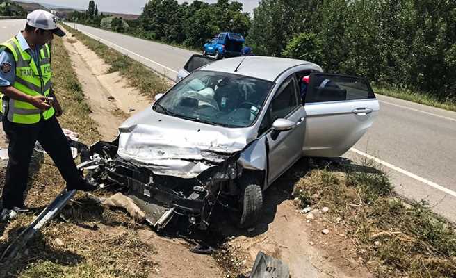 Çorum'da Otomobil bariyerlere çarptı  2 yaralı