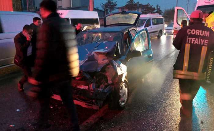 Çorum'da Otomobille Tır Çarpıştı: 4 Yaralı