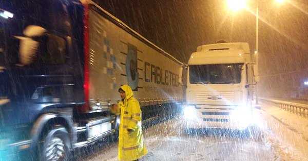 Çorum'da Yoğun Kar Yağışı nedeniyle araçlar Yolda Mahsur Kaldı