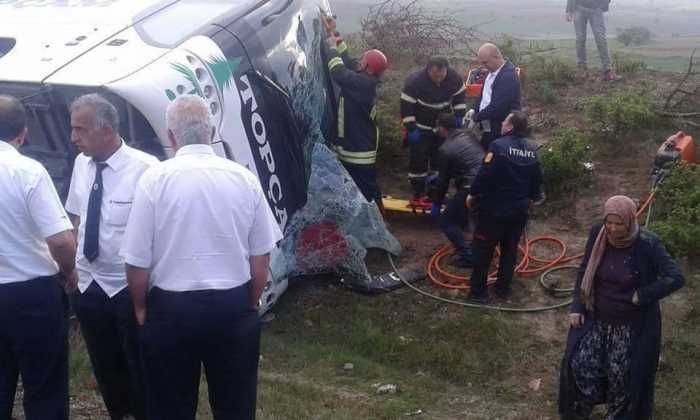 Çorum'da yolcu otobüsü devrildi ve kaza sonucunda 1 kişi hayatını kaybederken 38 kişi de yaralandı