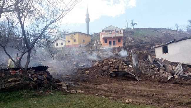 Çorum Kargı'da Korkutan Yangın! 50 ev etkisiz hale geldi