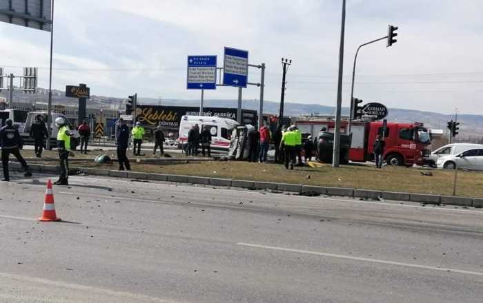 Çorum Otobüs Terminali önünde iki araç takla attı!