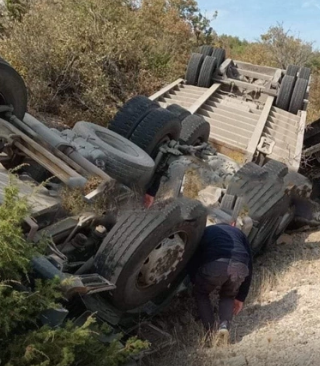 Çorum Özel İdareye ait "Tır devrildi" iki kişi hayatını kaybetti