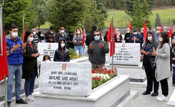 Çorum Şehitliğinde Hüzünlü Bayramlaşma  