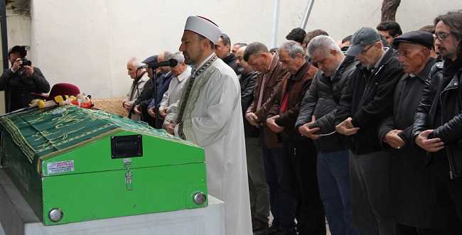 ÇORUMLU DURU’YA HÜZÜNLÜ VEDA ŞAPKASI VE BEBEĞİYLE UĞURLANDI