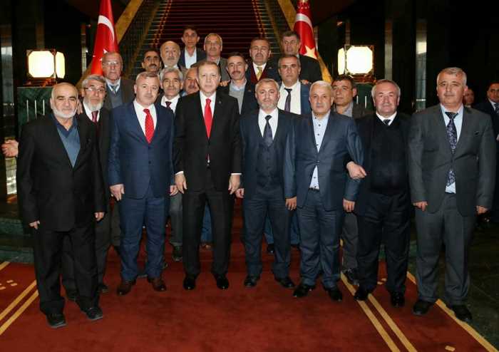 ÇORUMLU MUHTARLAR CUMHUR BAŞKANI ERDOĞAN'I AYAKTA ALKIŞLADILAR 