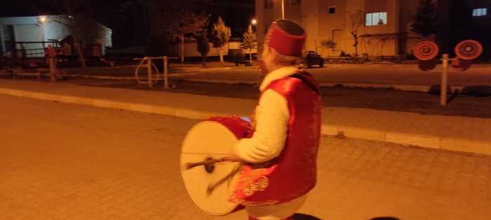 Çorumlular ilk sahura kadın davulcunun manileriyle uyandı!
