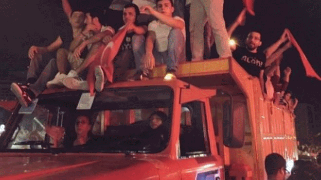  Darbeye karşı Taksim'e Kamyonla Karşı Gelen çarşaflı kadın Konuştu 