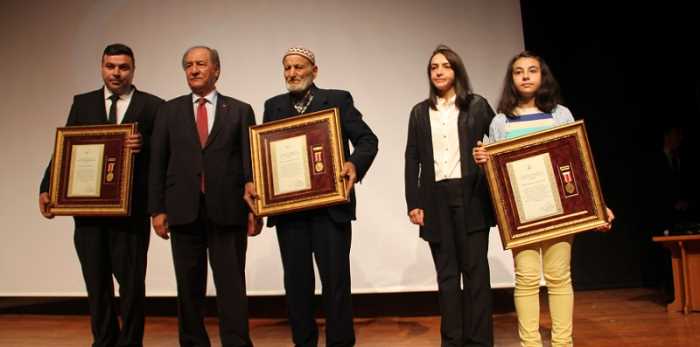 Devlet Övünç Madalya dağıtım töreni Çorum Valisi  Ahmet KARA´nın katılımıyla Devlet Tiyatro salonunda yapıldı