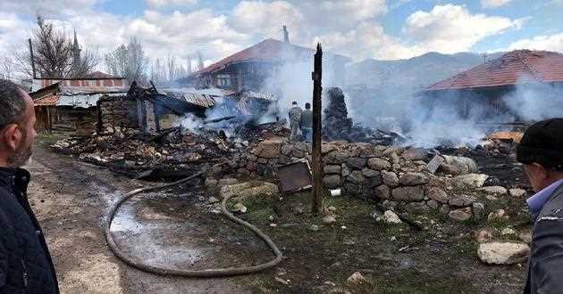 Dışarıya atılan kömür közü bir evi yaktı