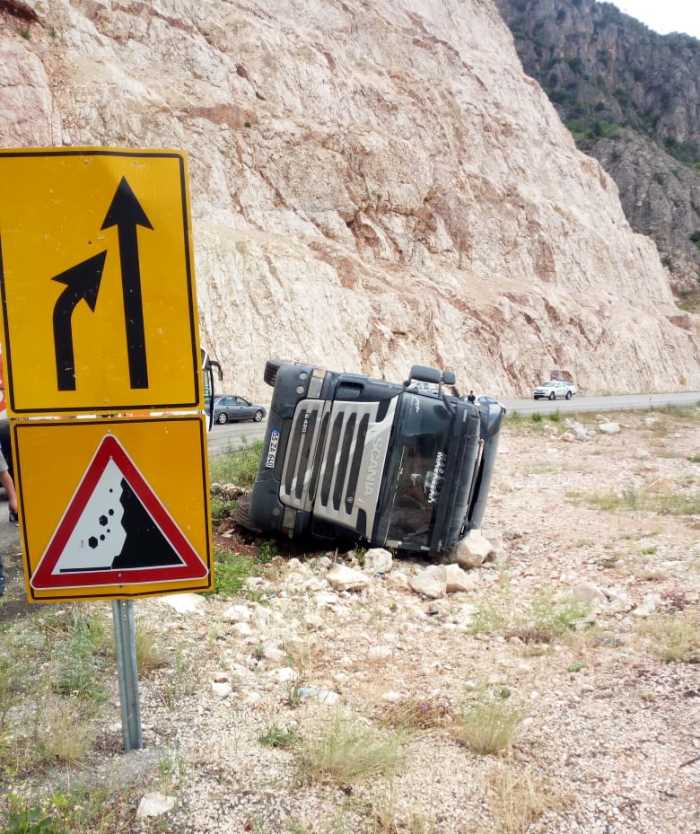 Dorsesi olmayan kamyon yan yattı