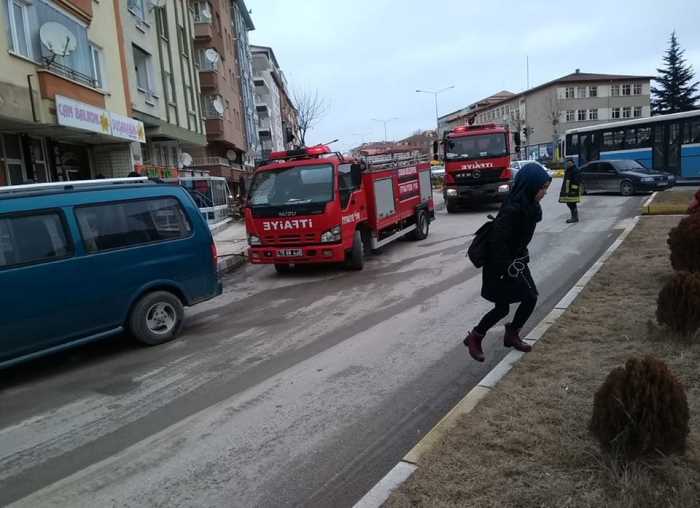 FATİH CADDESİNDE ÇIKAN YANGIN KORKUTTU