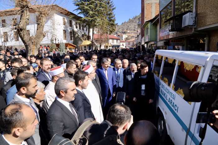 Fatih Saraçoğlu annesinin yanında toprağa verildi