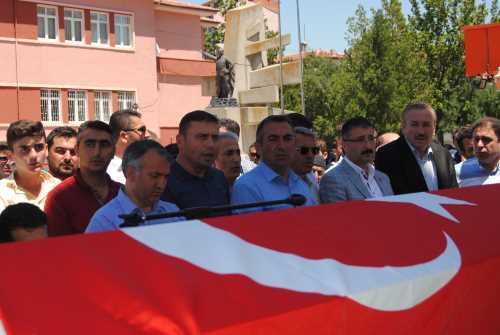 FETÖ'nün darbe girişimi engellemeye çalışırken vurularak şehit olan Akif Kapaklı'nın cenazesi Çorum'un Sungurlu ilçesinde toprağa verildi.