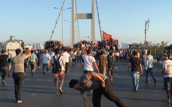 FETÖ'nün itleri halk tarafından linç ediliyor.Darbecilerin tam listesi yayınlandı