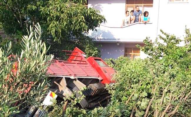 Freni Patlayan kamyonet 2 evin bahçe duvarını yıkarak durdu