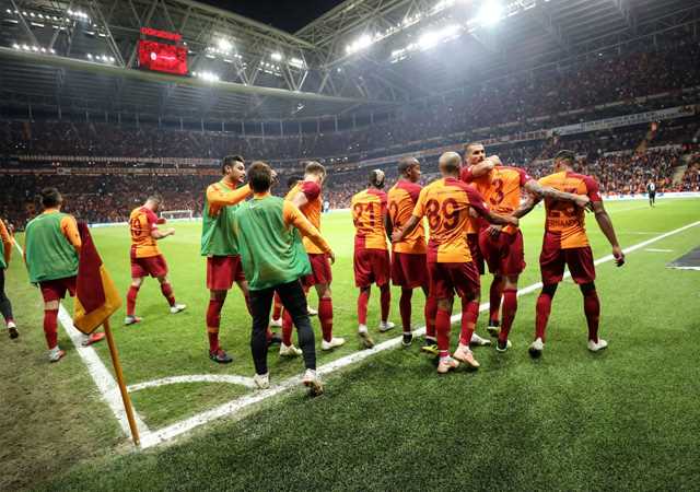 Galatasaray Öldü Öldü Dirildi