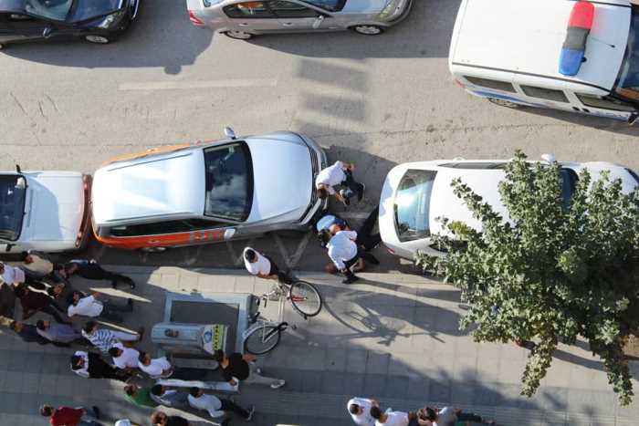 Gazi Caddesi'nde Polis iki kişiyi gözaltına aldı